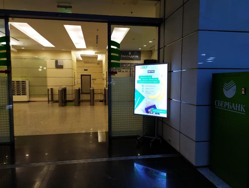 Размещение лайтбокса в холле первого этажа