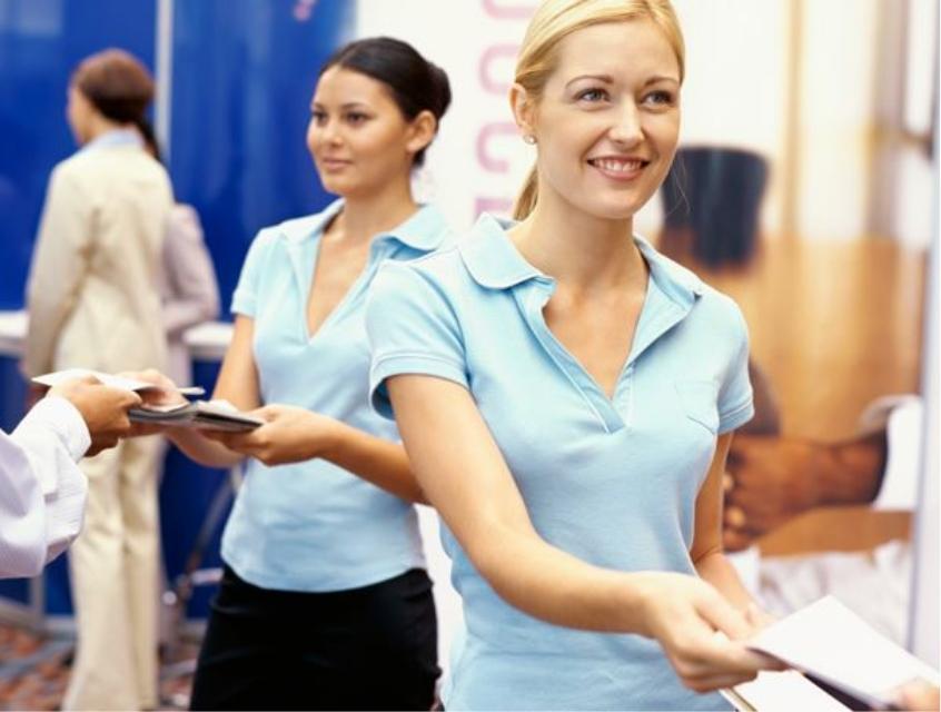 Раздача флаеров на ресепшн