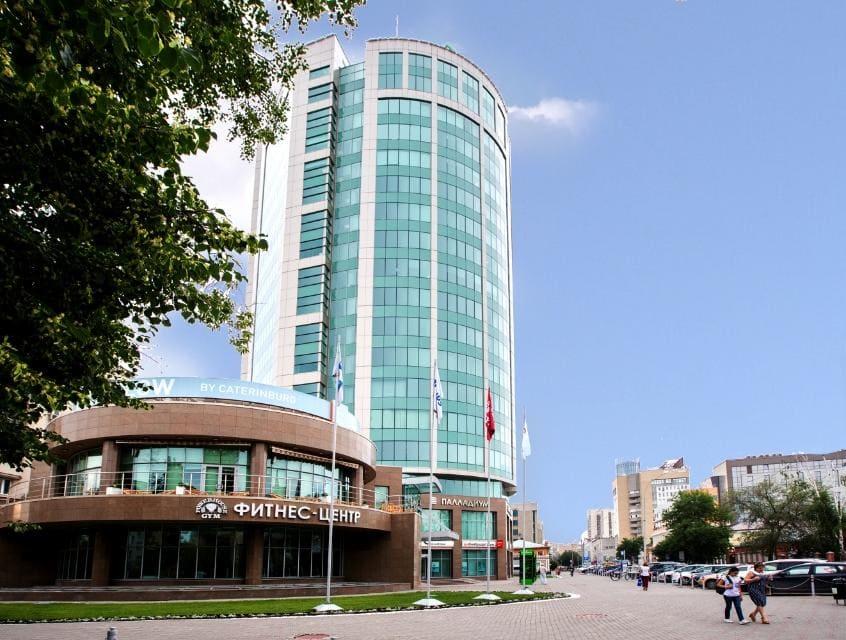 Размещение флага на флагштоке перед входом в БЦ